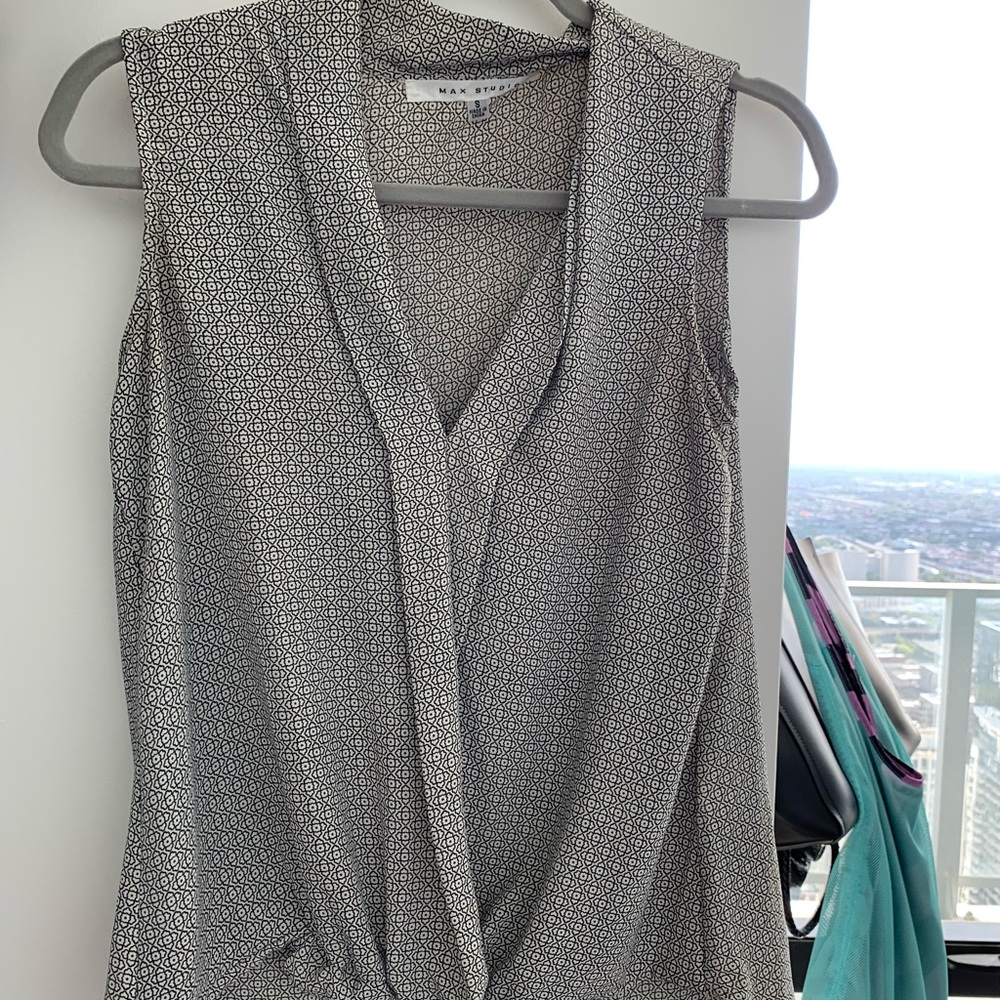 Max Studio Geometric pattern sleeveless blouse
